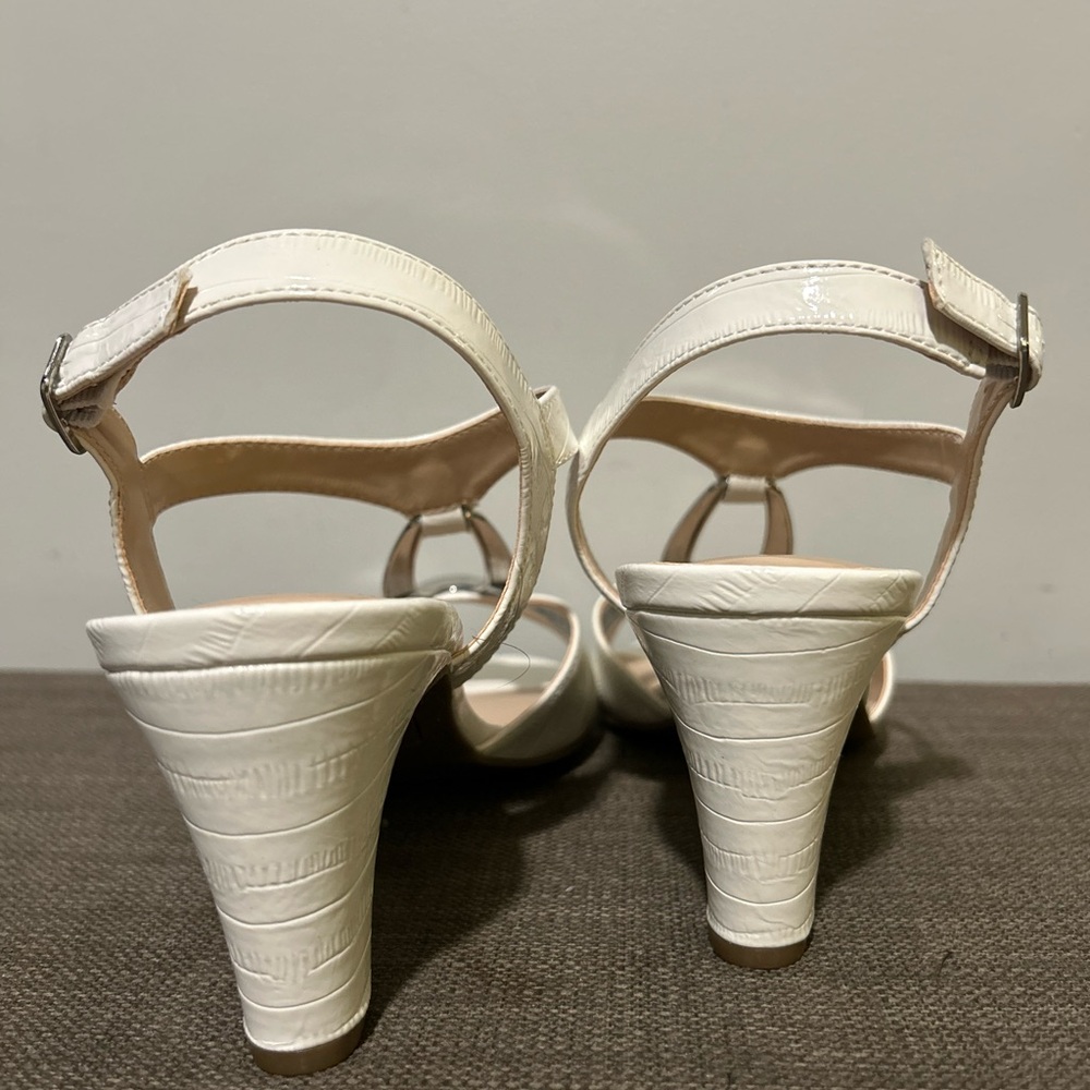 Jones New York Elegant White Sandals with Silver Accent - Picture 8 of 14